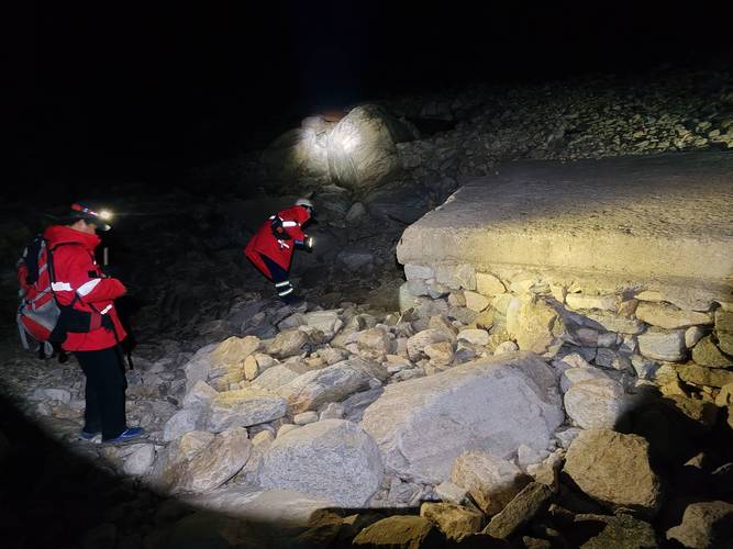 2025全年资料大全正版和教授雨夜爬山坠崖与教授雨夜爬山坠崖的故事